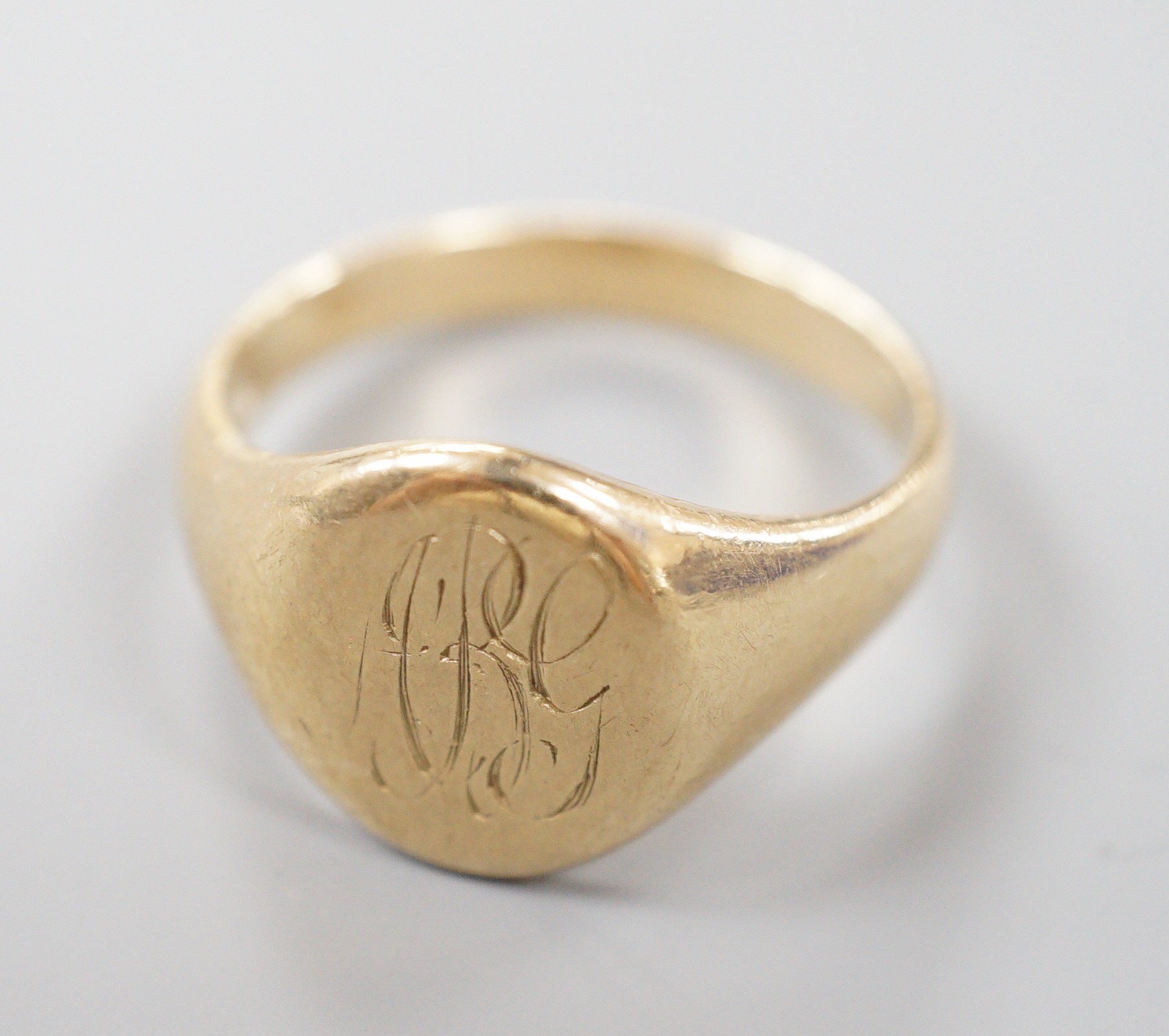 A 9ct gold oval signet ring, with engraved monogram, size X, 9.7 grams.